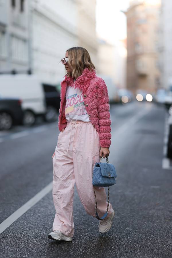 Look com calça paraquedas no street style - Metrópoles