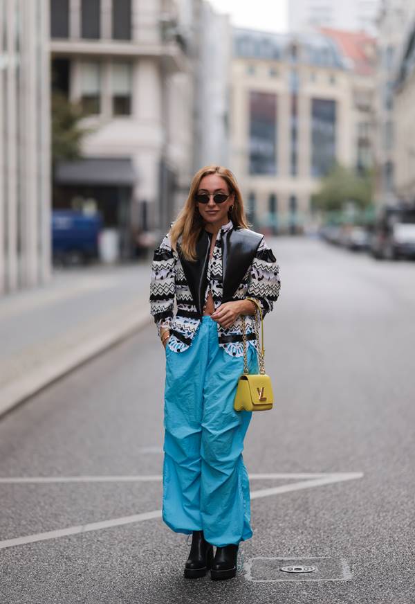 Look com calça paraquedas no street style - Metrópoles