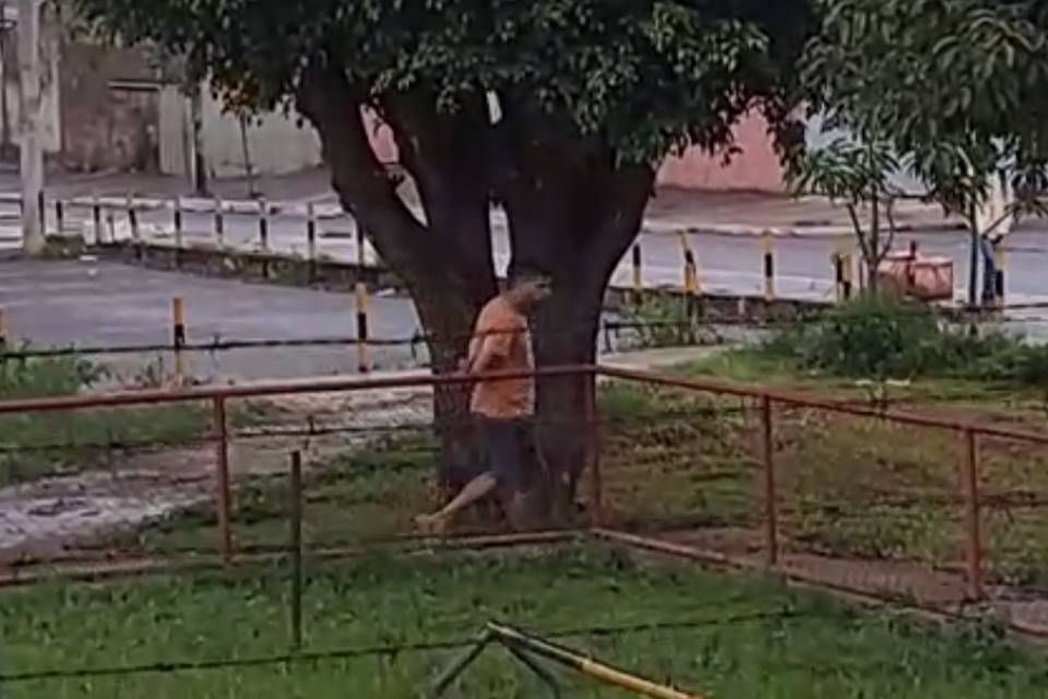 Vídeo: homem é flagrado se masturbando em porta de escola no DF | Metrópoles