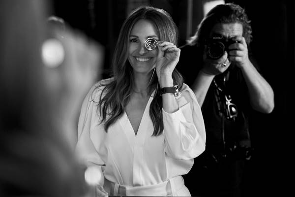 Julia Roberts em foto preta e branca posa em frente ao espelho - Metrópoles 