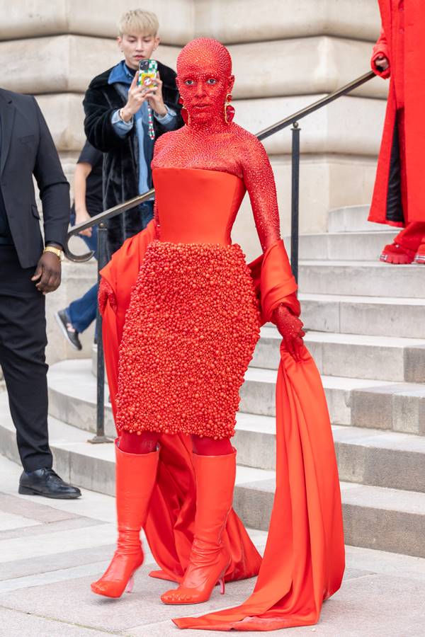 Doja Cat coberta de cristais em look vermelho - Metrópoles