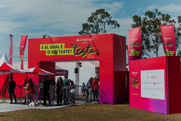 Fotografia colorida mostrando pessoas entrando no Taste Brasília Festival-Metrópoles