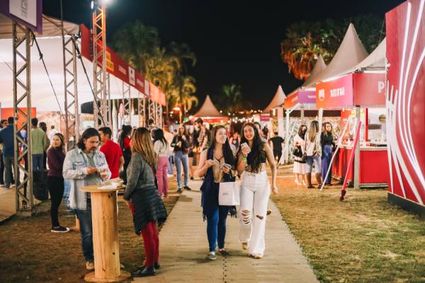 Fotografia colorida mostrando pessoas andando pelo Taste Brasília Festival-Metrópoles