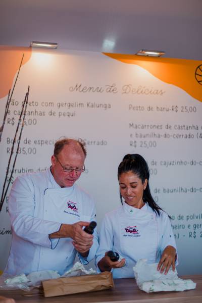 Fotografia colorida mostrando dois chefs olhando garrafas de vinho-Metrópoles