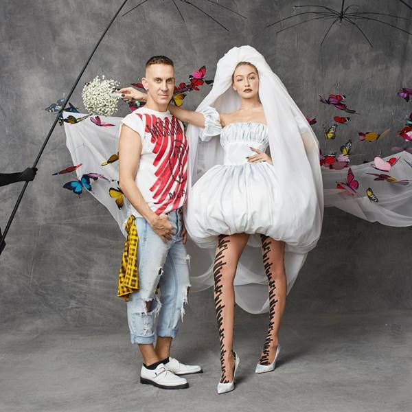 Estilista Jeremy Scott posa ao lado da modelo Gigi Hadid. Ela usa vestido de noiva e véu - Metrópoles