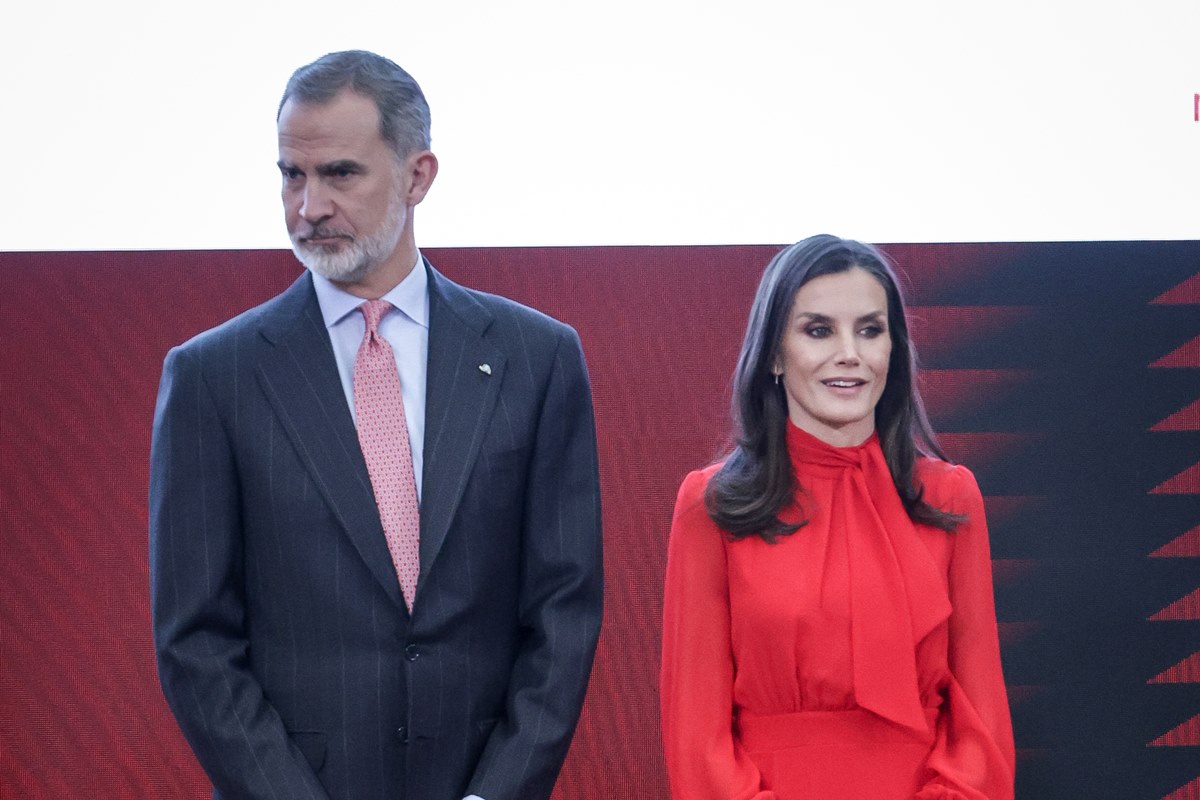 Foto colorida de homem pardo, com cabelo e barba grisalhos, vestido com terno ao lado de mulher branca, com cabelo castanho e roupa vermelha - Metrópoles