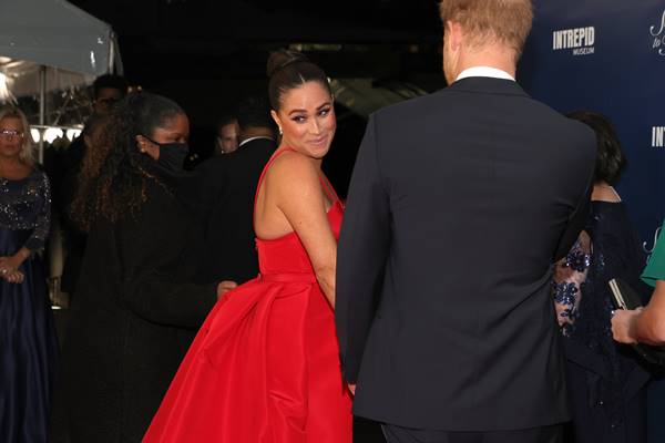 Mulher andando em tapete vermelho com vestido na mesma cor - Metrópoles