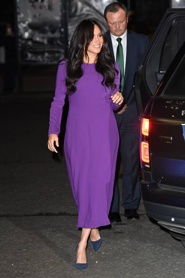 Mulher andando na rua com vestido roxo - Metrópoles