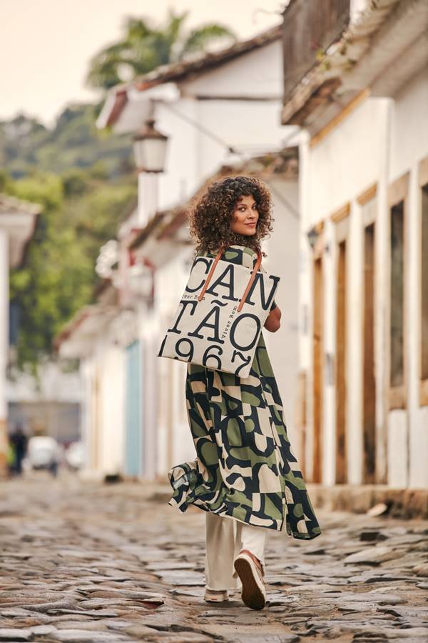 Na rua, mulher segura bolsa da Cantão - Metrópoles