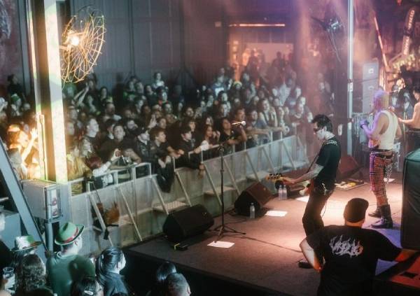 Fotografia colorida de show do Supla no Galpão 17-Metrópoles