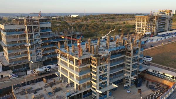 Fotografia colorida mostrando as obras da Quadra 500 do Sudoeste-Metrópoles