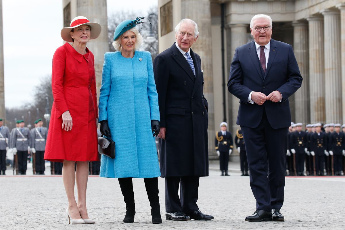 Foto em que duas mulheres e dois homens, todos idosos, estão em pé lado a lado - Metrópoles
