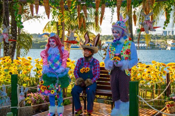 Fotografia colorida mostrando personagens de Páscoa da programação do Pontão-Metrópoles