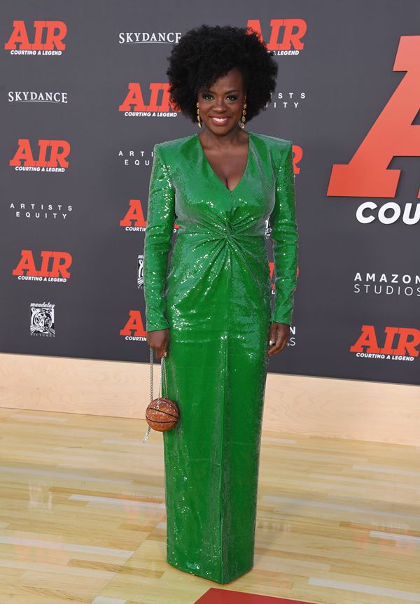 Na imagem com cor, Viola Davis usa vestido verde - Metrópoles