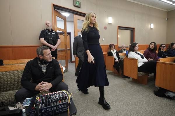 Mulher andando em tribunal com roupas formais - Metrópoles