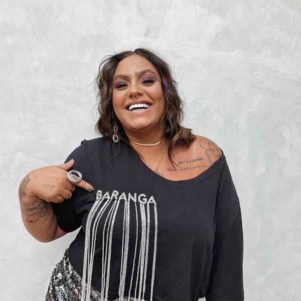 Mulher em foto preto e branco usa camiseta com frase bordada em strass - Metrópoles 