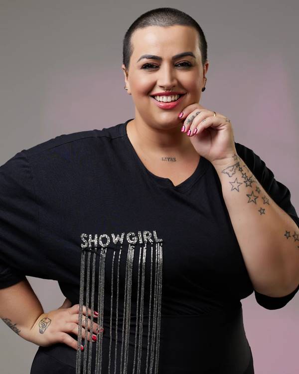 Mulher em foto preto e branco usa camiseta com frase bordada em strass - Metrópoles 