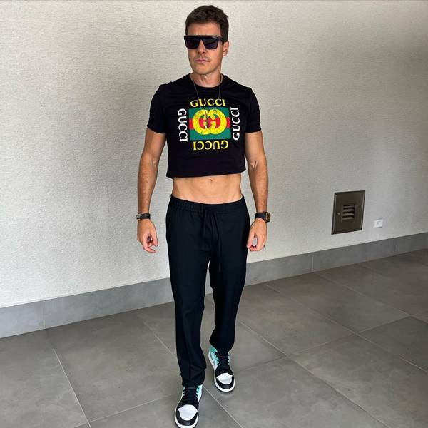 Rodrigo Faro usando cropped preto com estampa da Gucci - Metrópoles