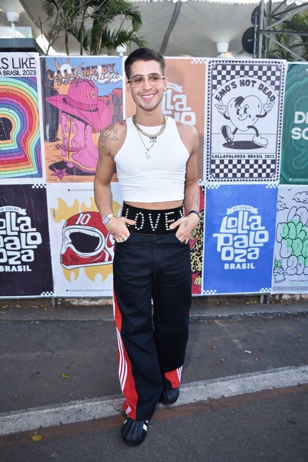 João Guilherme no Lollapalooza 2023 usando cropped branco e calça preta - Metrópoles