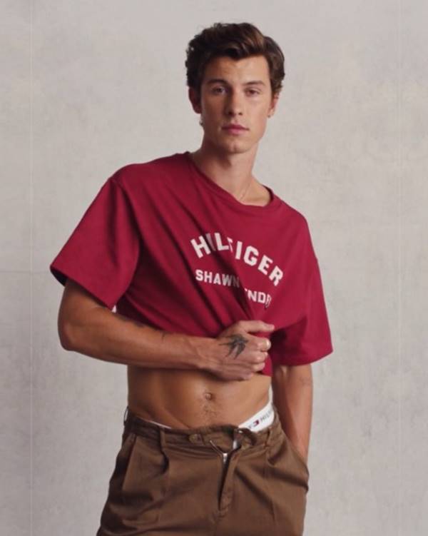 Shawn Mendes de cropped vermelho para Tommy Hilfiger - Metrópoles