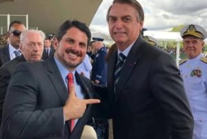 O senador Marcos do Val faz um sinal de arma ao posar ao lado de Jair Bolsonaro PF