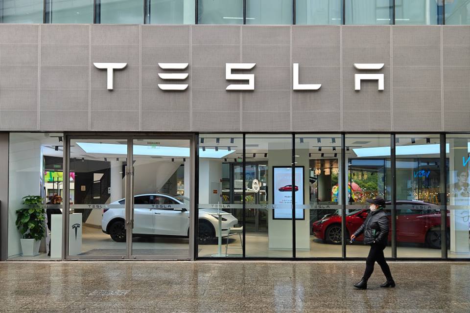 Em crise, Tesla, de Elon Musk, adia lançamento de “carro popular”