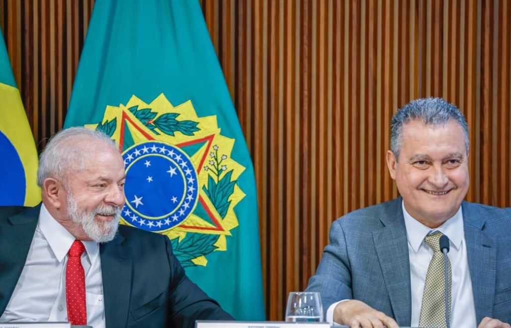 O presidente Lula sorri ao lado do ministro da Casa Civil, Rui Costa, durante reunião ministerial no Planalto