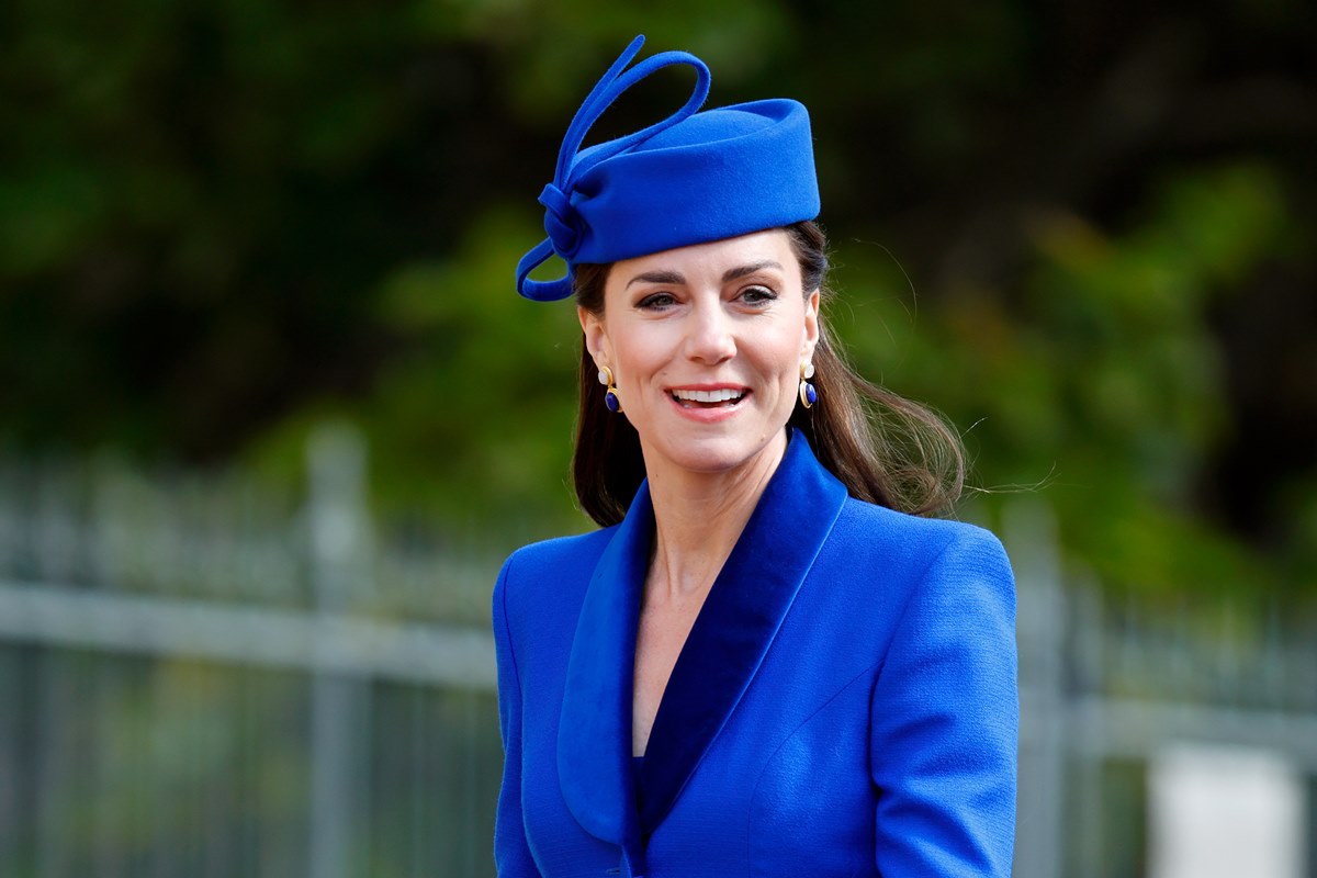 Foto colorida de mulher branca, de cabelo castanho, roupa e chapéu na cor azul - Metrópoles