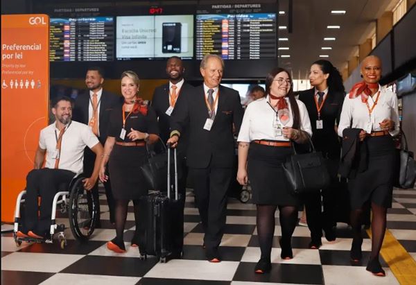 Grupo de tripulação posando em aeroporto - Metrópoles