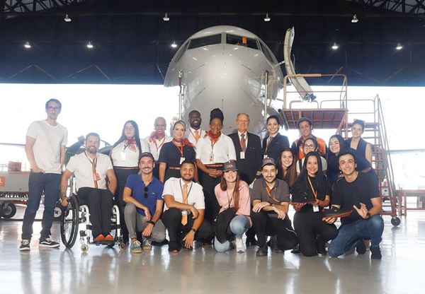 Grupo de tripulação posando em aeroporto - Metrópoles