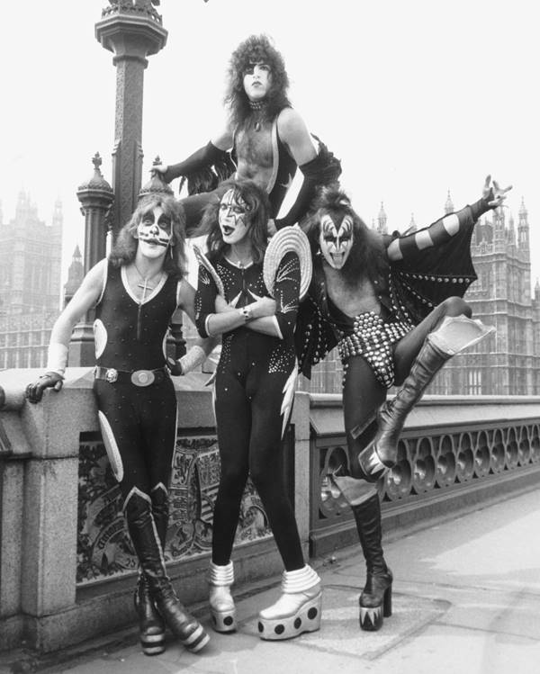 Em imagem em preto e branco, banda Kiss nos anos 1970: Peter Criss, Ace Frehley, Paul Stanley e Gene Simmons - Metrópoles