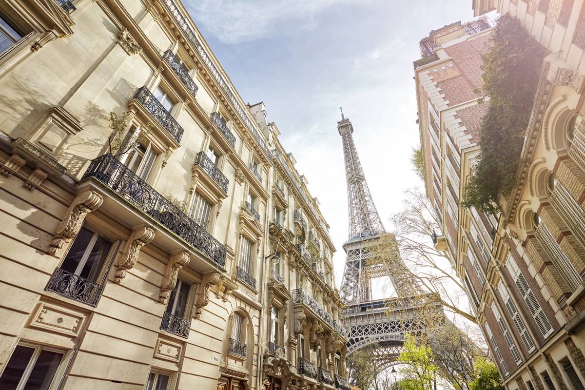 Foto colorida da Torre Eiffel vista das ruas parisienses - Metrópoles