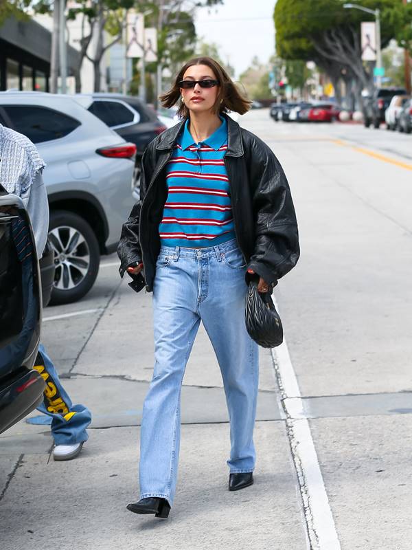 Hailey Bieber usando calça jeans com camisa polo e jaqueta preta - Metrópoles