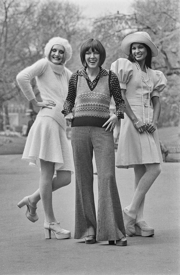 Estilista britânica Mary Quant, ao lado de duas modelos, na imagem em preto e branco - Metrópoles