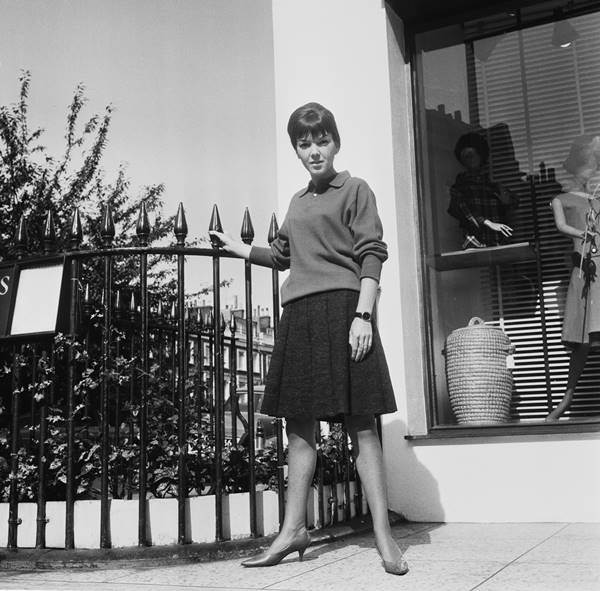 Estilista britânica Mary Quant, na imagem em preto e branco - Metrópoles