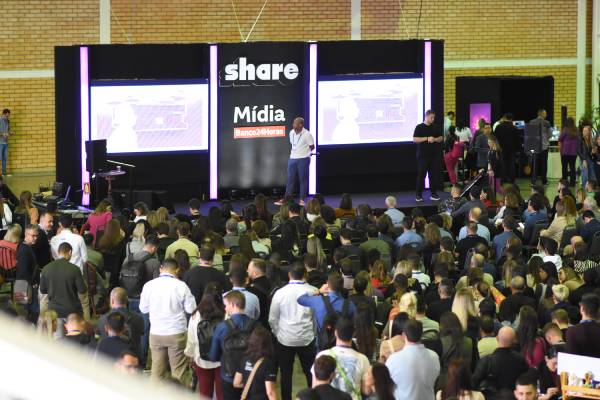 Fotografia colorida mostrando palestra em palco da Gramado Summit-Metrópoles