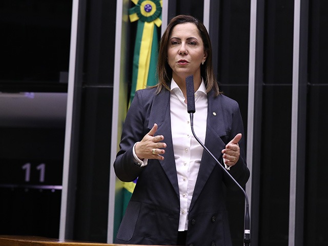 Imagem colorida da A deputada federal Delegada Katarina (PSD-SE) no plenário da Câmara dos Deputados