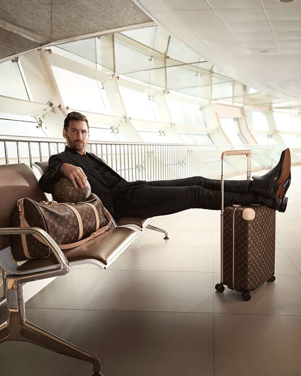 Na imagem com cor, Lionel Messi posa ao lado das malas de viagem da Louis Vuitton - Metrópoles 