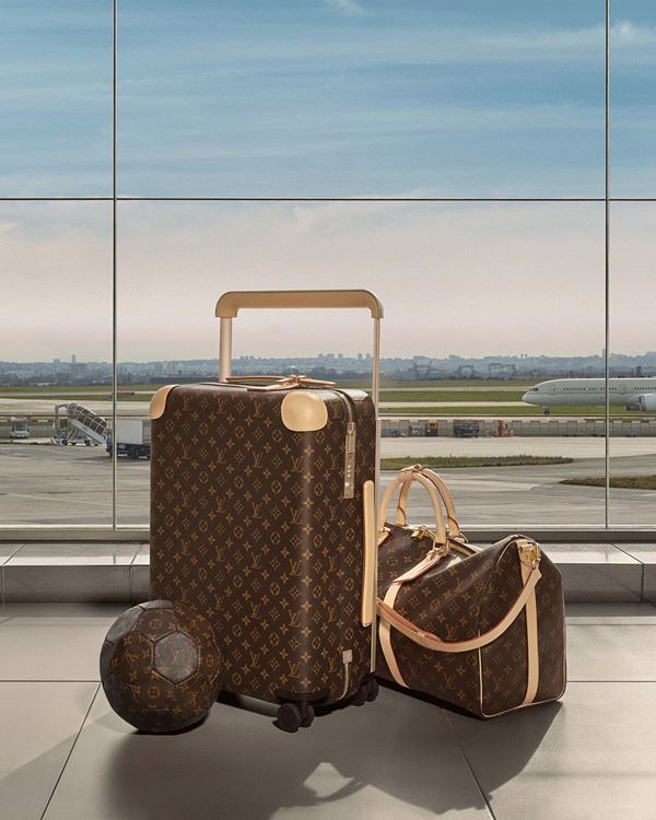 Na imagem com cor, as clássicas bolsas de viagem da Louis Vuitton - Metrópoles