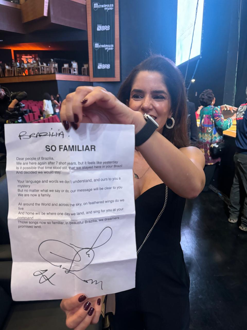 Fernanda Estevão recebe poema em homenagem a Brasília feito pelos músicos do Air Supply - Metróples