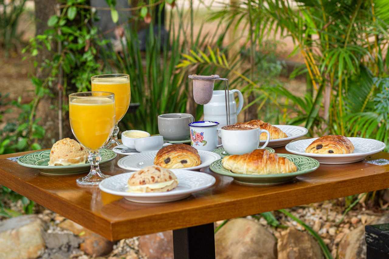 Na foto, uma mesa com vários elementos de brunch - Metrópoles