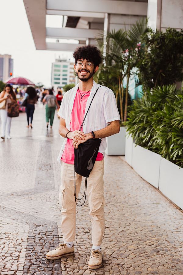 Pessoa posando para foto com peças despojadas - Metrópoles