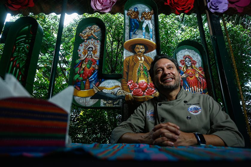 Retrato do chef David Lechtig. Nascido no Peru e criado na Guatemala, David é proprietário do restaurante tex-mex El Paso, na 404 Sul. A entrevista faz parte de matéria sobre o aniversário de Brasília que entrevista chefs estrangeiros que se estabeleceram, e abriram seus restaurantes, em Brasília.