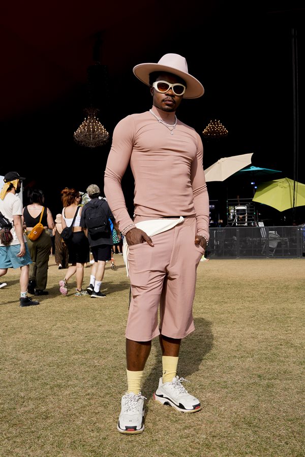 Na imagem com cor, o street style do Coachella 2023 - Metrópoles