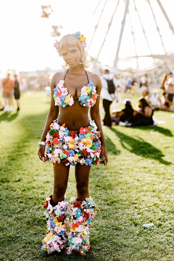 Na imagem com cor, o street style do Coachella 2023 - Metrópoles