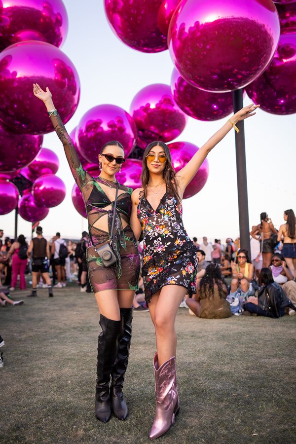 Na imagem com cor, o street style do Coachella 2023 - Metrópoles