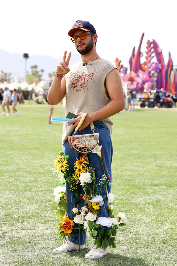 Na imagem com cor, o street style do Coachella 2023 - Metrópoles