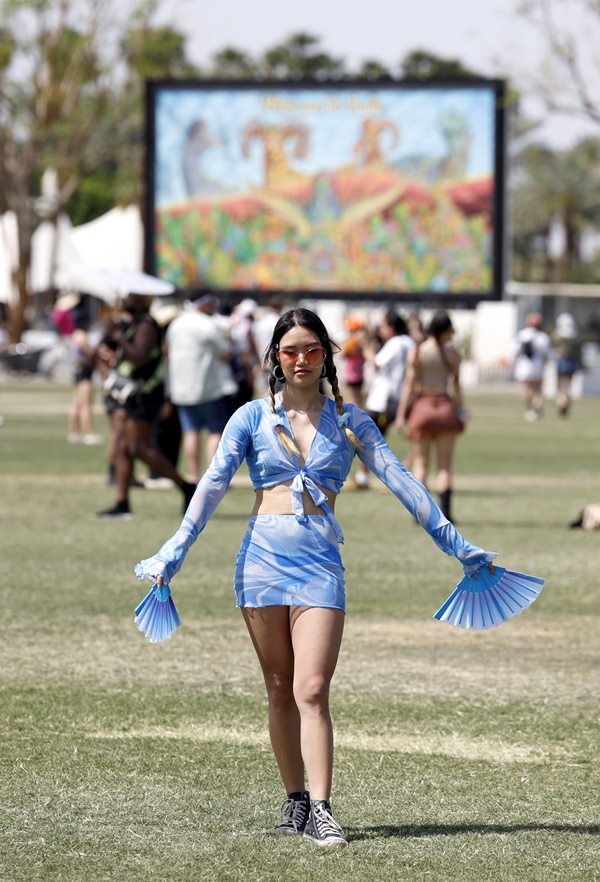 Na imagem com cor, o street style do Coachella 2023 - Metrópoles