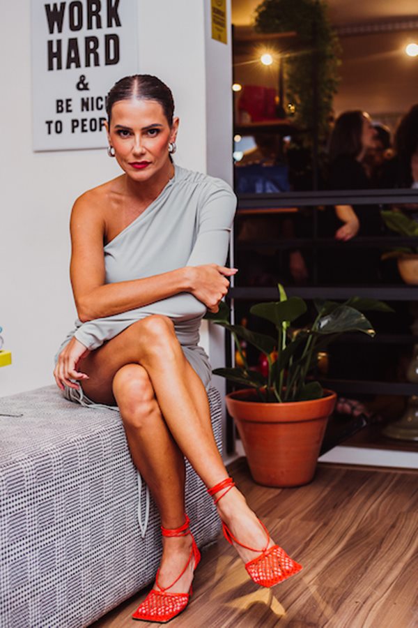 Na imagem com cor, a atriz Deborah Secco posa para fotos - Metrópoles