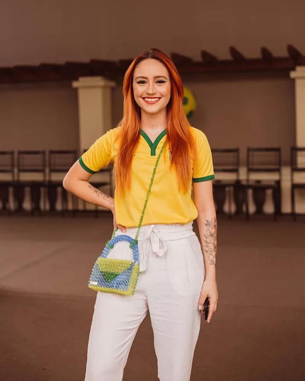 Na imagem com cor, jovem de cabelo ruivo usa camiseta do Brasil - Metrópoles